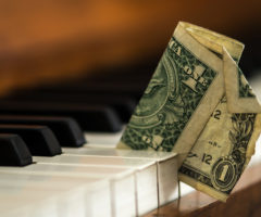 大事に使ってきた電子ピアノを手放すのは辛い。せめて高く買取ってほしい。