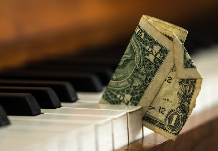 大事に使ってきた電子ピアノを手放すのは辛い。せめて高く買取ってほしい。